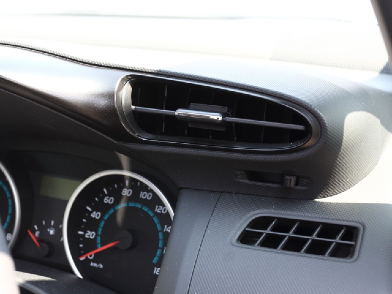 車のダッシュボードにあるエアコンの吹き出し口