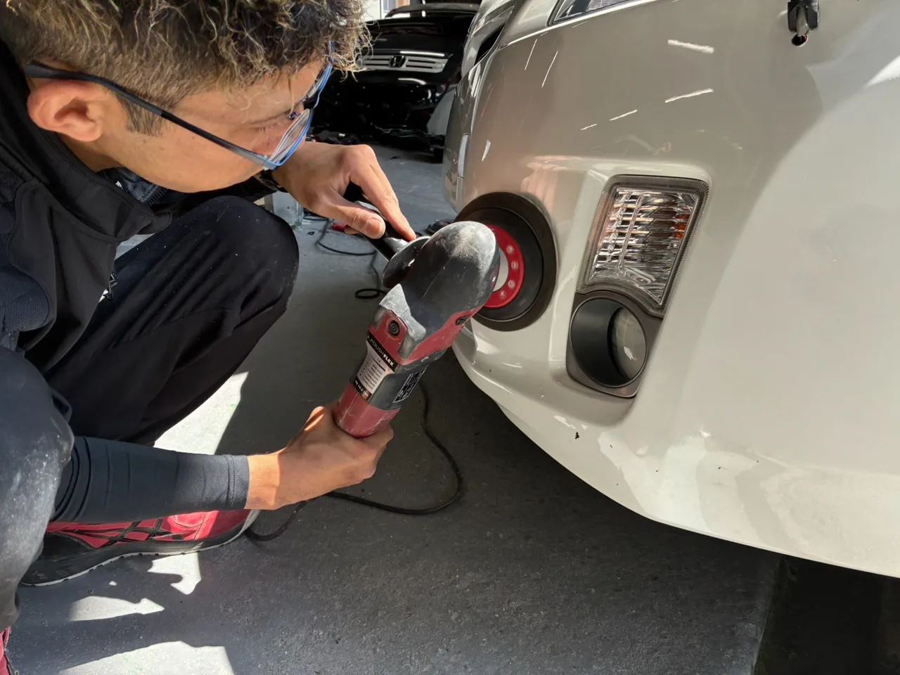 車の足回りを丁寧に点検・修理するスタッフ